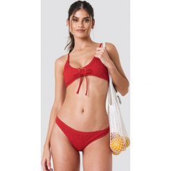 J&K Swim X NA-KD Marszczony dół bikini - Red. Bikini damskie marki J&K Swim X NA-KD. Za 72.95 zł.