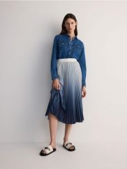 Plisowana spódnica midi - jasnoniebieski. Niebieskie spódnice damskie Reserved, l, bez wzorów, z dzianiny, midi, rozkloszowane. W wyprzedaży za 65.99 zł.