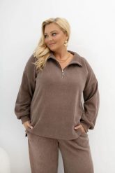 Oversizowa prążkowana bluza Good Day Ahead z kołnierzem i zamkiem w kolorze taupe/chłodna mokka Plus Size Oversize. Białe bluzy damskie Moda Size Plus Iwanek, l, bez wzorów, z dzianiny, bez kaptura. Za 219.90 zł.