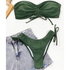 Strój kąpielowy dwuczęściowy z marszczeniem i wiązaniem na bokach Peggi. Zielone bikini damskie Intica, na lato, s, bez wzorów. Za 139.00 zł.