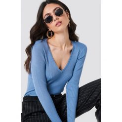 NA-KD Sweter basic w prążki - Blue. Niebieskie swetry damskie NA-KD, z dzianiny, dekolt w kształcie v. Za 161.95 zł.