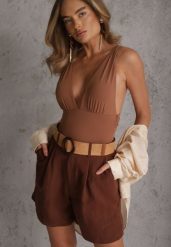 Brązowe Szorty Casual z Wiskozą High Waist Ozdobione Paskiem z Plecionki Kailee. Brązowe szorty damskie Renee, l, bez wzorów, z materiału, casualowe, z podwyższonym stanem. Za 99.99 zł.