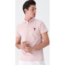 Koszulka polo z haftem - Różowy. Koszulki polo męskie marki House. Za 49.99 zł.