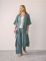 Wzorzysty szlafrok z wiskozy - jasny zielony. Zielone szlafroki damskie Reserved, l, bez wzorów, z wiskozy, bez ramiączek, bez kaptura. Za 149.99 zł.