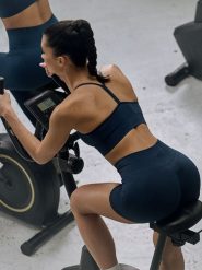 4F Legginsy krótkie treningowe bezszwowe damskie - granatowe XS/S. Niebieskie legginsy sportowe damskie 4f, l, bez wzorów, ze skóry, z podwyższonym stanem, krótkie, na fitness i siłownię. Za 99.99 zł.