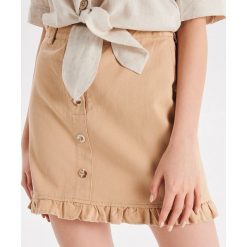 Spódnica mini z ozdobnymi guzikami - Beżowy. Spódnice damskie Cropp. W wyprzedaży za 29.99 zł.