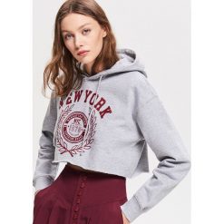 Krótka bluza z kapturem - Jasny szar. Bluzy damskie Reserved. W wyprzedaży za 19.99 zł.