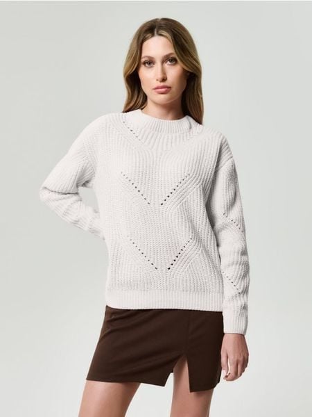 Ażurowy sweter - kremowy. Białe swetry damskie Sinsay, l, w ażurowe wzory, bez kołnierzyka, bez ramiączek, bez kaptura. Za 49.99 zł.