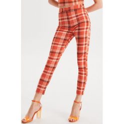 Pomarańczowe spodnie High Waist w kratę - Biały. Spodnie materiałowe damskie Cropp. Za 89.99 zł.