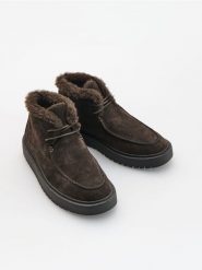 Zamszowe botki z futerkiem - ciemnobrązowy. Brązowe botki damskie Reserved, z zamszu, bez obcasa, bez zapięcia. Za 199.99 zł.