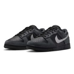 Buty sportowe damskie Nike W Dunk Low. Czarne obuwie sportowe damskie Nike, bez wzorów. Za 435.60 zł.