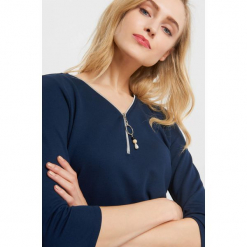 Bluzka z zamkiem. Niebieskie bluzki damskie Orsay, z dzianiny, dekolt w kształcie v, z długim rękawem. Za 59.99 zł.