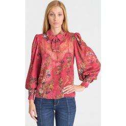 KOSZULA ELISABETTA FRANCHI W KWIATY. Różowe koszule damskie Elisabetta Franchi, bez wzorów, bez kołnierzyka, bez ramiączek. Za 849.50 zł.