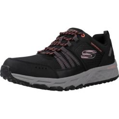 Buty SKECHERS ESCAPE PLAN Czarny. Czarne obuwie sportowe damskie Skechers, bez wzorów, z materiału, trekkingowe, Skechers Sport. Za 407.08 zł.