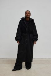 Długi płaszcz typu oversize w kolorze TOTALY BLACK - HUNTER-S/M. Czarne kurtki damskie Marsala, m, bez wzorów, z bawełny, eleganckie, długie, bez kaptura. W wyprzedaży za 559.95 zł.