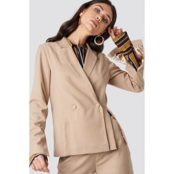NA-KD Classic Dwurzędowa marynarka z rozcięciem - Beige. Żakiety damskie marki NA-KD Classic. W wyprzedaży za 101.47 zł.