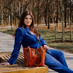 Shopperka skórzana DAN-A 706 camelowa. Brązowe torebki do ręki damskie DAN-A, bez wzorów, ze skóry, biznesowe, bez dodatków. Za 379.99 zł.