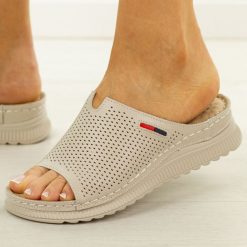 Beżowe skórzane klapki damskie Jezzi 18-42. Brązowe klapki damskie Jezzi, bez wzorów, z jeansu, eleganckie, bez obcasa, na płaskiej podeszwie. Za 219.00 zł.
