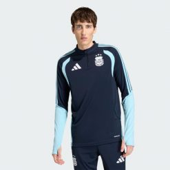 Koszulka treningowa Argentina 26 Tiro. Niebieskie koszulki sportowe męskie Adidas, xs, bez wzorów, z dresówki, bez kołnierzyka, bez ramiączek, do piłki nożnej. Za 329.00 zł.