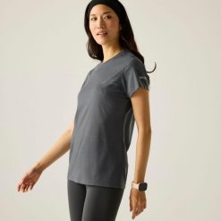 Damska koszulka Escade z krótkim rękawem i nadrukiem z mieszanki wełny merino. Niebieskie t-shirty damskie Regatta, bez wzorów, z wełny, eleganckie, bez kołnierzyka. W wyprzedaży za 249.99 zł.