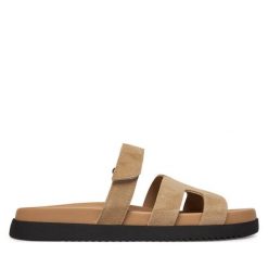 Klapki Steve Madden. Brązowe klapki damskie Steve Madden, bez wzorów, bez obcasa. Za 429.99 zł.