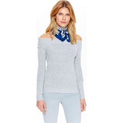 SWETER DAMSKI Z MIŁEJ DZIANINY Z ODKRYTYMI RAMIONAMI. Szare swetry damskie TOP SECRET, na lato, m, bez wzorów, z dzianiny, eleganckie, bez kołnierzyka, bez ramiączek, bez kaptura. W wyprzedaży za 49.99 zł.
