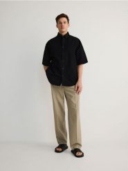 Koszula oversize - czarny. Czarne koszule męskie Reserved, l, bez wzorów, z bawełny, bez kołnierzyka, bez ramiączek. W wyprzedaży za 49.99 zł.
