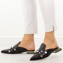 Czarne skórzane klapki damskie na obcasie mule DiA 3058. Czarne klapki damskie DiA, bez wzorów, z jeansu, eleganckie, bez obcasa, na obcasie. W wyprzedaży za 333.52 zł.