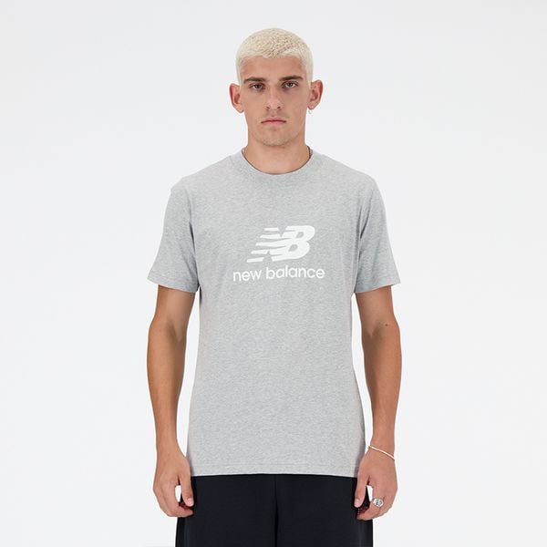 Koszulka męska New Balance MT41502AG – szara. Szare koszulki sportowe męskie New Balance, m, bez wzorów, z bawełny, bez kołnierzyka, bez ramiączek. Za 129.99 zł.