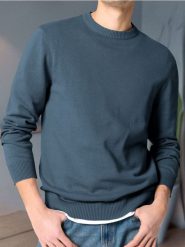 Sweter z okrągłym dekoltem - niebieski. Niebieskie swetry przez głowę męskie Sinsay, l, bez wzorów, bez kołnierzyka. Za 33.99 zł.
