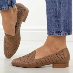 Brązowe skórzane półbuty damskie M.Daszyński Ol50-2. Brązowe półbuty damskie M.Daszyński, na lato, w ażurowe wzory, ze skóry, casualowe, z okrągłym noskiem, bez obcasa, na płaskiej podeszwie, bez zapięcia. W wyprzedaży za 197.10 zł.