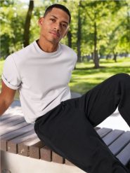 Spodnie - czarny. Czarne spodnie materiałowe męskie Sinsay, l, bez wzorów. Za 59.99 zł.