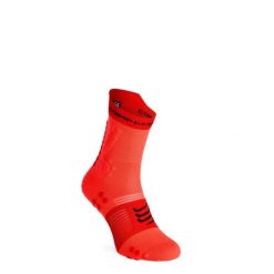 Skarpety biegowe Compressport Pro Racing Socks v4.0 Trail. Czerwone skarpety damskie Compressport, bez wzorów. Za 93.99 zł.