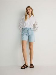 Koszula z ażurowymi rękawami - złamana biel. Koszule damskie Reserved, l, w ażurowe wzory, z bawełny, bez kołnierzyka, bez ramiączek. W wyprzedaży za 39.99 zł.