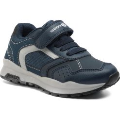 Sneakersy GEOX - J Coridan B. D J845DD 0FE14 C0700 M Navy/Avio. Niebieskie półbuty chłopięce Geox, bez wzorów, z materiału, bez zapięcia. Za 199.00 zł.