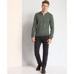 SWETER DŁUGI RĘKAW MĘSKI Z GUZIKIEM. Swetry przez głowę męskie marki TOP SECRET. W wyprzedaży za 59.99 zł.