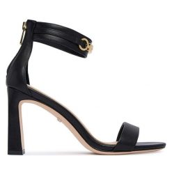 Sandały Marciano Guess. Czarne sandały damskie Marciano Guess, z aplikacjami, bez obcasa, na słupku, bez zapięcia. Za 989.99 zł.