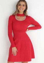 Czerwona Sukienka z Wycięciem przy Dekolcie z Cyrkoniami i Perłami Vari. Czerwone sukienki damskie Born2be, na imprezę, bez wzorów, z dzianiny, eleganckie, bez kołnierzyka, bez ramiączek, mini, dopasowane. Za 169.99 zł.