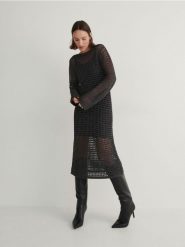 Ażurowa sukienka z metalizowaną nicią - czarny. Czarne sukienki damskie Reserved, na co dzień, l, w ażurowe wzory, z bawełny, bez kołnierzyka, bez ramiączek, proste. W wyprzedaży za 69.99 zł.