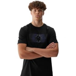 Koszulka męska 4F M2964 głęboka czerń 4FWAW25TTSHM2964 20S. Czarne koszulki sportowe męskie 4f, m, bez wzorów, bez kołnierzyka, bez ramiączek. Za 44.90 zł.