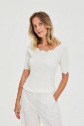 Dopasowany sweter biały. Białe swetry damskie MOODO, l, bez wzorów, z poliamidu, bez kołnierzyka, bez ramiączek, bez kaptura. Za 99.99 zł.