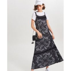Sukienka maxi z wzorem paisley - Czarny. Sukienki damskie Cropp. Za 89.99 zł.