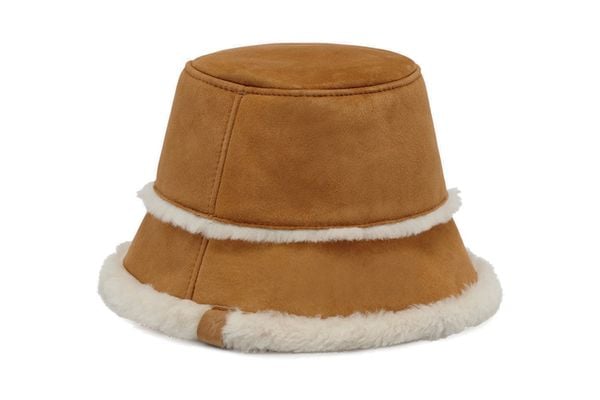 EMU AUSTRALIA W7017 Sheepskin Hat chestnut, kapelusz damski. Brązowe czapki i kapelusze damskie Emu Australia, na zimę, bez wzorów, ze skóry. Za 529.90 zł.