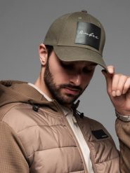 Męska czapka bejsbolówka z daszkiem i dużą naszywką khaki V2 OM-ACCS-0101. Brązowe czapki i kapelusze męskie Ombre, z aplikacjami. Za 151.28 zł.