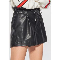 Szorty paperbag z eko skóry - Czarny. Czarne szorty damskie Cropp, ze skóry. Za 79.99 zł.