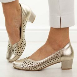 Złote ażurowe skórzane Polskie czółenka damskie Gregors 1210. Żółte czółenka damskie GREGORS, w ażurowe wzory, ze skóry, eleganckie, z okrągłym noskiem, bez obcasa, na obcasie, bez zapięcia. Za 399.00 zł.