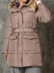 Pikowany płaszcz z kapturem - brązowy. Brązowe płaszcze damskie Sinsay, l, bez wzorów, z kapturem. W wyprzedaży za 59.99 zł.