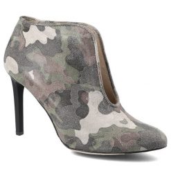 Botki damskie Carinii, wsuwane i na szpilce, moro, B3734_-F33-000-PSK-A92. Zielone botki damskie Carinii, militarne, bez obcasa, na obcasie, bez zapięcia. Za 199.00 zł.