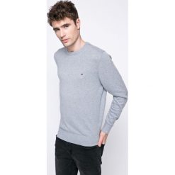 Tommy Hilfiger - Sweter. Szare swetry przez głowę męskie marki Tommy Hilfiger, z bawełny, z okrągłym kołnierzem. W wyprzedaży za 339.90 zł.