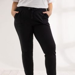 Czarne spodnie dresowe Klara XXL OVERSIZE JESIEŃ. Czarne spodnie dresowe damskie Moda Size Plus Iwanek, s, bez wzorów, z bawełny. Za 159.90 zł.